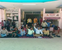 Barabanki News : वेतन नहीं तो काम नहीं... संविदा स्वास्थ्य कर्मचारियों का अनिश्चितकालीन धरना शुरू