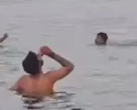 ये करोड़ों सनातनियों का अपमान है !... गंगा में स्नान के दौरान युवक ने किया बीयर सेवन, अधिवक्ता ने की पुलिस से शिकायत 