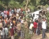 Sitapur News : आंध्र प्रदेश से आ रही श्रद्धालुओं से भरी बस खाई में गिरी, बाइक सवार की मौत, 22 श्रद्धालु घायल