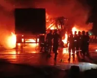 Barabanki Accident News : टक्कर के बाद डंपर और ट्रक में लगी आग, चालक जिंदा जला