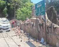 Bareilly: सिंधुनगर में रोडवेज वर्कशॉप की दीवार गिरी, कार और रिक्शा चालक चपेट में आया