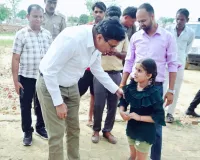 लखीमपुर खीरी: नन्हीं मानवी की पुकार पर पहुंचे डीएम, सड़क दुरुस्त करने के निर्देश