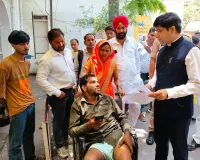 Moradabad: परंपरा तोड़कर फरियादियों के पास पहुंचे जिलाधिकारी