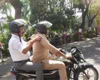 Bareilly: ई-बस के बाद जिलाधिकारी बाइक पर सवार, कलेक्ट्रेट से कार्यालय तक पहुंचे 