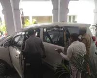 Bareilly News: कलेक्ट्रेट में गश खाकर गिरा फरियादी, नहीं आई Ambulance तो जिलाधिकारी ने पहुंचाया अस्पताल
