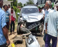 UP News: गंगा एक्सप्रेस-वे सर्विस रोड पर दो कारों की भिड़ंत, पांच गंभीर घायल