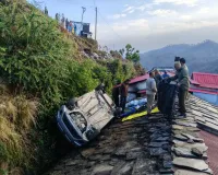 Uttrakhand: देहोली में बेकाबू कार मकान की छत पर गिरी, चालक की मौत