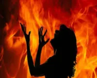 UP News: ससुरालवालों ने पेट्रोल डालकर विवाहिता को जिंदा जलाया, अस्पताल में हालत गंभीर