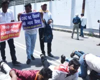 69000 Teacher Recruitment Protest: शिक्षा मंत्री के आवास पर रेंगते हुए पहुंचे प्रदर्शनअभ्यर्थी, बोले- अब धैर्य जवाब दे चुका है