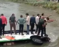 कानपुर में दहला देने वाला हादसा: डंपर से टकराई बस, रेलिंग तोड़ नहर में समाई, 19 जिंदगियां बाल-बाल बचीं