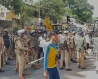 Lucknow News: कैसरबाग में वकीलों के कथित अवैध चैंबर पर चला बुलडोजर, पुलिस ने बरसाईं लाठियां 