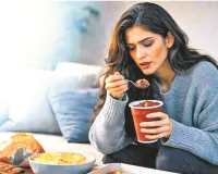 इमोशनल ईटिंग बिगाड़ सकती है सेहत की सेटिंग, स्वस्थ जीवन का बन रहा सबसे बड़ा दुश्मन