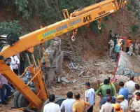 जम्मू में बड़ा हादसा: पुराने पुल का हिस्सा गिरा, तीन शव बरामद, दो अभियंता निलंबित