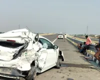 गंगा एक्सप्रेसवे पर भीषण हादसा: ट्रक का टायर फटने से कार से टक्कर, एक ही परिवार के तीन गंभीर