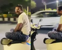 स्कूटी पर स्टंट दिखाना पड़ा भारी, वीडियो हुआ वायरल... अब निरस्त होगा पंजीकरण