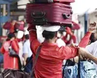 अब ऑनलाइन बुक होंगे कुली: इंडियन रेलवे की अनूठी पहल, ओवरचार्जिंग और मनमाने किराए से मिलेगा छुटकारा