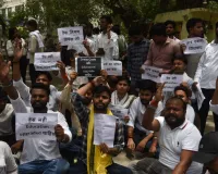'यूनिवर्सिटी है, स्कूल नहीं!' लखनऊ विश्वविद्यालय में ड्रेस कोड के खिलाफ सड़क पर लेटे छात्र, कुलपति और प्रशासन के खिलाफ फूटा छात्रों का गुस्सा