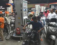 Bareilly: डीजल-पेट्रोल के बढ़े दामों ने किया लोगों को बेचैन, महंगाई की मार के बीच बताया अतिरिक्त बोझ
