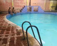 जान से खिलवाड़:भोलानाथ कॉलोनी में धड़ल्ले से चल रहे अवैध स्विमिंग पूल