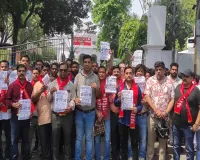 Bareilly News: ऑनलाइन दवा बिक्री पर भारी डिस्काउंट के खिलाफ प्रदर्शन, बंद का नहीं दिखा असर