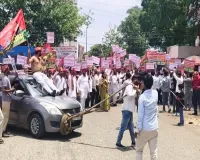 UP News: पीलीभीत में सपा का महंगाई के खिलाफ आक्रोश, कार को रस्सी से खींचकर दर्ज कराया विरोध  