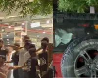 मथुरा के शोरूम में दो पक्षों में जमकर मारपीट,  भाजपा जिला पंचायत अध्यक्ष लिखी गाड़ी लेकर पहुंचे युवक, पुलिस ने कई को दबोचा