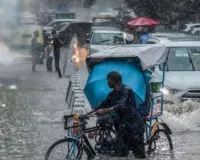 यूपी के जिलों में आधी-बारिश बनी मुसीबत:  गोरखपुर में 'एक्सट्रीमली सीवियर अलर्ट; हमीरपुर में चक्रवाती तूफान, मथुरा में खंभा गिरने से श्रद्धालु की मौत 