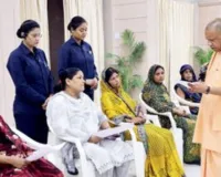  लखनऊ में फरियादियों से मिले मुख्यमंत्री योगी,  लापरवाही पर नपेंगे अधिकारी, पीड़ितों को दिया मदद का पूरा भरोसा