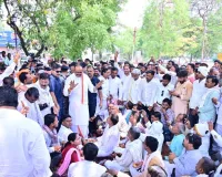 लखनऊ :  कार्यकाल बढ़ाने के लिए धरने पर बैठे ग्राम प्रधानों को डिप्टी सीएम ने खिलाई मिठाई  