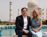  ताजमहल के दीदार को पहुंचे अमेरिकी विदेश मंत्री मार्को रूबियो, पत्नी Jeanette D. Rubio संग खिचवाई खूबसूरत तस्वीर