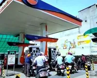 आमदनी अठन्नी खर्चा रुपइया....  बढ़े पेट्रोल-डीजल के दामों से वाराणसी की जनता खफा, बजट बिगड़ने का बया किया दर्द 