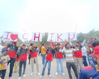  LSG Vs RCB:  LSG के होमग्राउंड पर Virat Kohli का क्रेज,  I Love Chiku  का पोस्टर लेकर पहुंचे Fans
