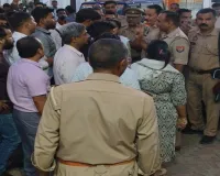  बरेली  में एंटी करप्शन टीम की कार्रवाई पर हंगामा, कोतवाली के बाहर लेखपालों का प्रदर्शन