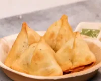 लखनऊ : समोसा 10 और मिठाई 100 रुपये तक होगी महंगी, कामर्शियल सिलेंडर के बढ़े दामों ने कारोबारियों में आक्रोश