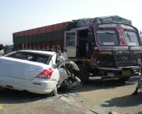 Mirzapur Accident : खड़े ट्रक से टकराई कार, पति-पत्नी की मौत, दो मासूम सुरक्षित, छह घायल