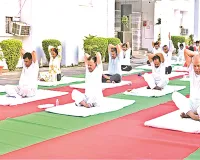 Ayodhya News: अवध विश्वविद्यालय के नेतृत्व में रचा गया कीर्तिमान, 1 लाख से अधिक शिक्षक व विद्यार्थियों ने किए प्राणायाम, जानिए क्या बोले  कुलपति