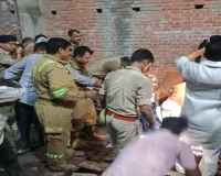 Barabanki News : निर्माणाधीन कॉम्प्लेक्स की स्लैब भरभराकर गिरी, एक मजदूर की मौत दर्जनभर घायल