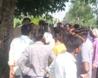 Pilibhit News : अमृत सरोवर के पास फंदे से लटका मिला युवती का शव, हत्या की आशंका