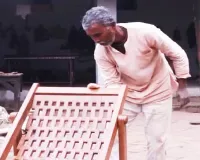Bareilly News : कैदियों के हुनरमंद हाथों से गढ़ी जा रही न्याय की कुर्सियां