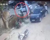 वायरल वीडियो: दूसरी महिला संग दिखा पति, आग बबूला पत्नी कार के बोनट पर लटकी, पति ने 100 मीटर तक घसीटा
