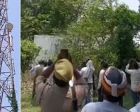 Gonda News : दुष्कर्म के आरोपी की गिरफ्तारी की मांग को लेकर 2 छोटे बच्चों के साथ टावर पर चढ़ी महिला, मान मवौव्वल में जुटी पुलिस