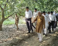 बाराबंकी : लीची बाग में जिलाधिकारी ने किसानों से किया संवाद, खेती से जुड़ी चुनौतियों की जानकारी ली