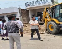 बाराबंकी में गरजा बुलडोजर, तालाब की जमीन पर बने 36 मकान ध्वस्त