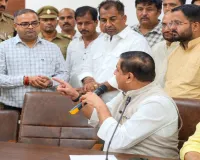 लेखपाल भर्ती परीक्षा के पेपर लीक मामले पर प्रयागराज में सियासत तेज, छात्रों से मिले सांसद संजय सिंह 