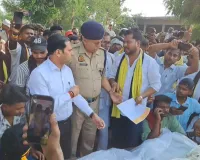 Barabanki News : करंट से झुलसे युवक की मौत, आक्रोशित ग्रामीणों ने सड़क पर शव रख किया प्रदर्शन, काटा हंगामा