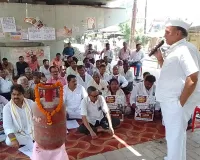 LPG Price Hike : कानपुर में कांग्रेसियों का अनोखा प्रदर्शन, रसोई गैस मूल्यवृद्धि के विरोध में सिलेंडर को दी श्रद्धांजलि