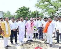Barabanki News : राज्य मंत्री सतीश शर्मा ने किया श्रमदान, गौशाला में किया पौधारोपण