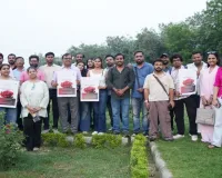 Lucknow News : 40 डिग्री तापमान में भी सुगंध बिखेर रहा रोज गार्डेन, राष्ट्रीय लाल गुलाब दिवस पर जनेश्वर मिश्र पार्क स्थित रोज गार्डेन में जुटे पर्यावरण प्रेमी