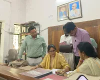 Gonda News: सदर तहसील में डीएम का औचक निरीक्षण, फाइलों की गहन जांच से मचा हड़कंप, लंबित मामलों पर सख्त रुख