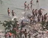 Prayagraj News : यमुना नदी में नहाने उतरे 5 युवक डूबे, एक की मौत, चार को नाविकों ने बचाया